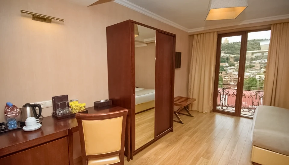 هتل کی ام ام تفلیس